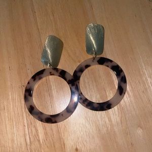 Gold earrings with Tortoise hoop